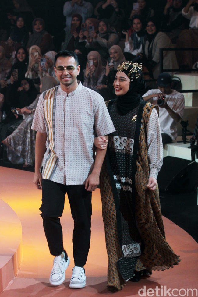 Fashion show koleksi busana Ramadan dan Lebaran 2024 dari brand Zaskia Sungkar Jakarta dan Shi by Shireen Sungkar di Dome Spark, Jakarta Pusat, Minggu [25/2/2024]. Zaskia Sungkar melalui lini fashionnya Zaskia Sungkar Jakarta, mengangkat kejayaan Islam di Turki dalam koleksi terbarunya. Sedangkan Shireen Shireen Sungkar menghadirkann koleksi busana yang terinspirasi dari kota dataran tinggi Turki, Konya. Foto: Mohammad Abduh/detikcom.