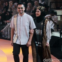 Fashion show koleksi busana Ramadan dan Lebaran 2024 dari brand Zaskia Sungkar Jakarta dan Shi by Shireen Sungkar di Dome Spark, Jakarta Pusat, Minggu [25/2/2024]. Zaskia Sungkar melalui lini fashionnya Zaskia Sungkar Jakarta, mengangkat kejayaan Islam di Turki dalam koleksi terbarunya. Sedangkan Shireen Shireen Sungkar menghadirkann koleksi busana yang terinspirasi dari kota dataran tinggi Turki, Konya. Foto: Mohammad Abduh/detikcom.