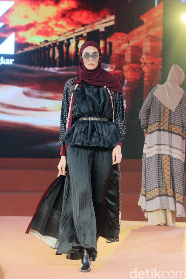 Fashion show koleksi busana Ramadan dan Lebaran 2024 dari brand Zaskia Sungkar Jakarta dan Shi by Shireen Sungkar di Dome Spark, Jakarta Pusat, Minggu [25/2/2024]. Zaskia Sungkar melalui lini fashionnya Zaskia Sungkar Jakarta, mengangkat kejayaan Islam di Turki dalam koleksi terbarunya. Sedangkan Shireen Shireen Sungkar menghadirkann koleksi busana yang terinspirasi dari kota dataran tinggi Turki, Konya. Foto: Mohammad Abduh/detikcom.