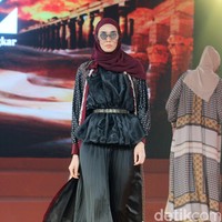 Fashion show koleksi busana Ramadan dan Lebaran 2024 dari brand Zaskia Sungkar Jakarta dan Shi by Shireen Sungkar di Dome Spark, Jakarta Pusat, Minggu [25/2/2024]. Zaskia Sungkar melalui lini fashionnya Zaskia Sungkar Jakarta, mengangkat kejayaan Islam di Turki dalam koleksi terbarunya. Sedangkan Shireen Shireen Sungkar menghadirkann koleksi busana yang terinspirasi dari kota dataran tinggi Turki, Konya. Foto: Mohammad Abduh/detikcom.