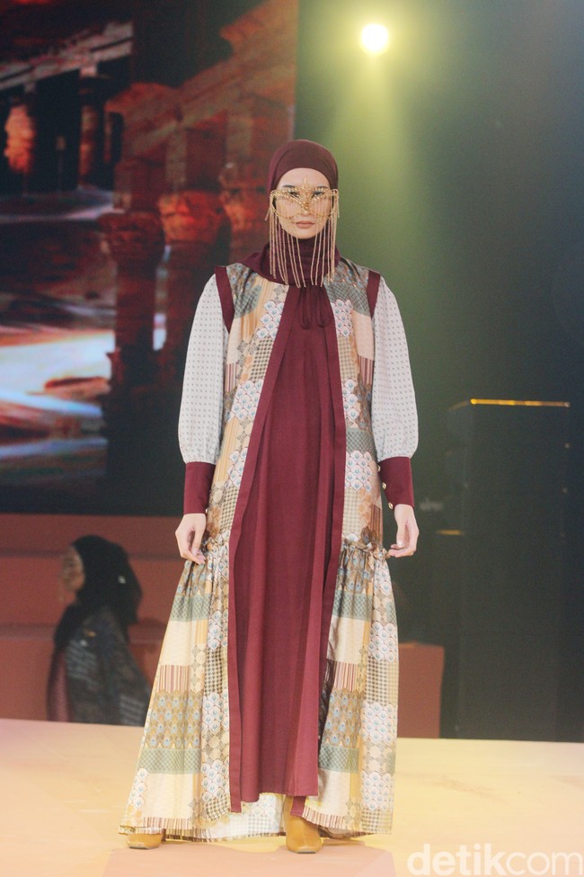 Fashion show koleksi busana Ramadan dan Lebaran 2024 dari brand Zaskia Sungkar Jakarta dan Shi by Shireen Sungkar di Dome Spark, Jakarta Pusat, Minggu [25/2/2024]. Zaskia Sungkar melalui lini fashionnya Zaskia Sungkar Jakarta, mengangkat kejayaan Islam di Turki dalam koleksi terbarunya. Sedangkan Shireen Shireen Sungkar menghadirkann koleksi busana yang terinspirasi dari kota dataran tinggi Turki, Konya.  Foto: Mohammad Abduh/detikcom.