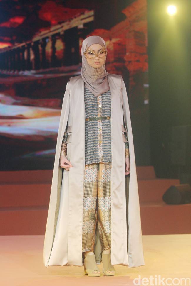Fashion show koleksi busana Ramadan dan Lebaran 2024 dari brand Zaskia Sungkar Jakarta dan Shi by Shireen Sungkar di Dome Spark, Jakarta Pusat, Minggu [25/2/2024]. Zaskia Sungkar melalui lini fashionnya Zaskia Sungkar Jakarta, mengangkat kejayaan Islam di Turki dalam koleksi terbarunya. Sedangkan Shireen Shireen Sungkar menghadirkann koleksi busana yang terinspirasi dari kota dataran tinggi Turki, Konya. Foto: Mohammad Abduh/detikcom.