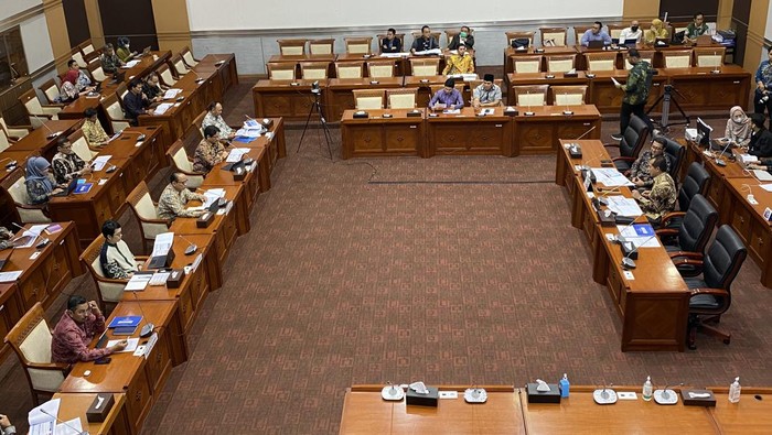 Komisi I DPR menggelar rapat kerja bersama Menteri Komunikasi dan Informatika (Menkominfo) Budi Arie Setiadi, Selasa (19/3/3024). Rapat membahas peran kementerian mengawal pelayanan informasi Idul Fitri 1445 H dan persiapan Pilkada 2024.