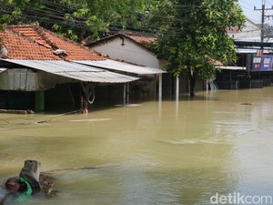 Pantura Karanganyar Demak Masih Terendam Banjir, Lalin Lumpuh Total