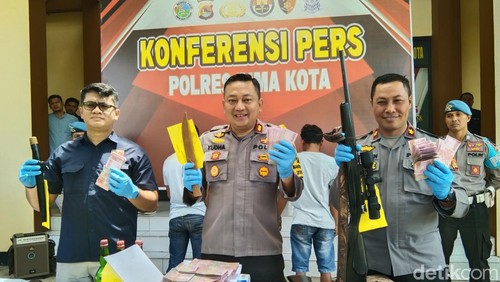 Konferensi pers pengungkapan uang palsu di Mapolres Bima Kota, Selasa (19/3/2024). (Rafiin/detikBali)