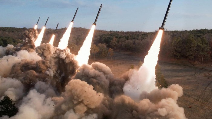 Korea Utara Tembakkan Rudal Balistik Saat Menlu AS Kunjungi Seoul A training of the fire division, guided by North Korean leader Kim Jong Un (not pictured), is held in North Korea, March 18, 2024, in this picture released on March 19, 2024, by the Korean Central News Agency. KCNA via REUTERS ATTENTION EDITORS - THIS IMAGE WAS PROVIDED BY A THIRD PARTY. REUTERS IS UNABLE TO INDEPENDENTLY VERIFY THIS IMAGE. NO THIRD PARTY SALES. SOUTH KOREA OUT. NO COMMERCIAL OR EDITORIAL SALES IN SOUTH KOREA.