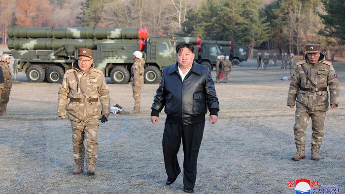 Korea Utara Tembakkan Rudal Balistik Saat Menlu AS Kunjungi Seoul A training of the fire division, guided by North Korean leader Kim Jong Un (not pictured), is held in North Korea, March 18, 2024, in this picture released on March 19, 2024, by the Korean Central News Agency. KCNA via REUTERS ATTENTION EDITORS - THIS IMAGE WAS PROVIDED BY A THIRD PARTY. REUTERS IS UNABLE TO INDEPENDENTLY VERIFY THIS IMAGE. NO THIRD PARTY SALES. SOUTH KOREA OUT. NO COMMERCIAL OR EDITORIAL SALES IN SOUTH KOREA.