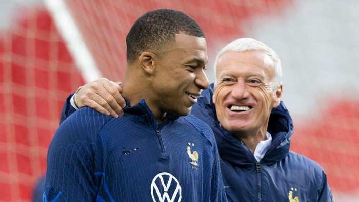 LILLE, FRANCE - OCTOBER 16: Frances Kylian Mbappe (left) and manager Didier Deschamps during a France training session at the Stade Pierre Mauroy, on October 16, 2023, in Lille, France. (Photo by Craig Foy/SNS Group via Getty Images)