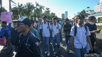 Massa pelajar putih abu-abu ini muncul di depan DPR sejak pukul 16.00 WIB.