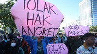 Massa aksi pelajar juga membawa sejumlah atribut seperti poster hingga spanduk.