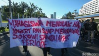 Berbagai macam poster dengan beberapa tulisan menolak hak angket dipamerkan.