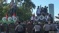 Yel-yel juga dikumandangkan para pelajar dan mahasiswa.
