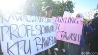 Tak hanya menolak wacana hak angket, massa pelajar juga menolak pemakzulan Presiden Jokowi.