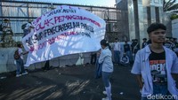 Ini dia penampakan massa dari aliansi Gerakan Pelajar Solid saat menggelar aksi tolak hak angket di depan gedung DPR, Jakarta.