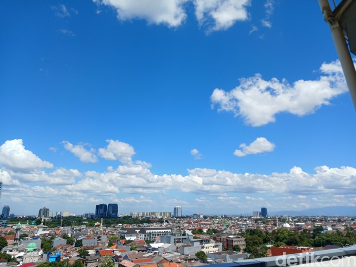 Langit biru Jakarta Selasa 19 Maret 2024