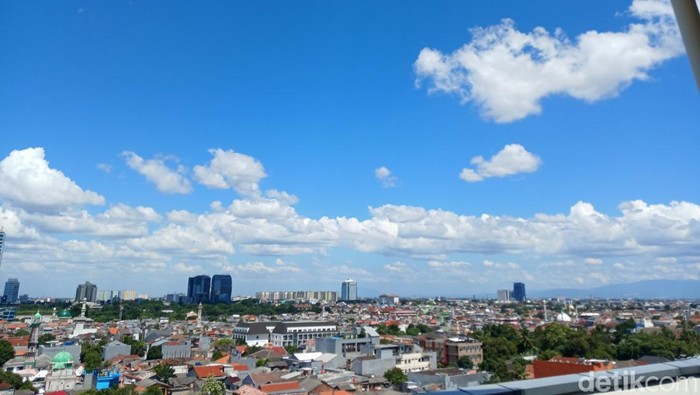 Langit biru Jakarta Selasa 19 Maret 2024