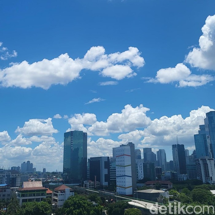 Langit di Jakarta terlihat cerah hingga tampak biru pada siang ini. Jarak pandang di udara pun terlihat luas. Bagaimana kualitas udaranya? (Indah Mutiara Kami/detikcom)
