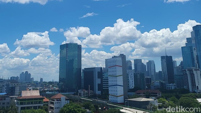 Langit di Jakarta terlihat cerah hingga tampak biru pada siang ini. Jarak pandang di udara pun terlihat luas. Bagaimana kualitas udaranya? (Indah Mutiara Kami/detikcom)