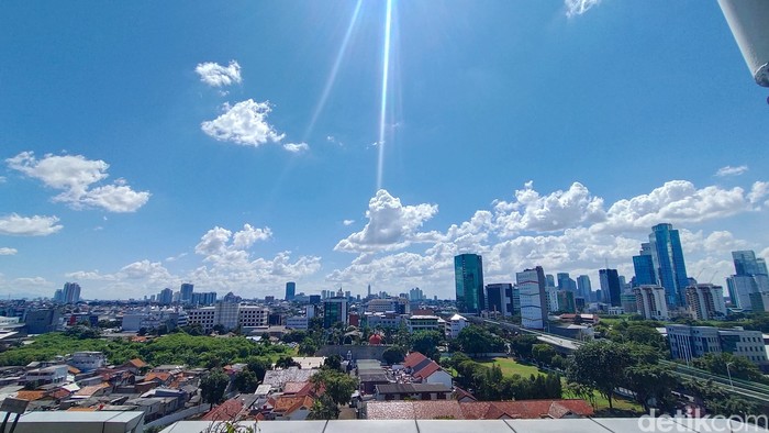 Langit di Jakarta terlihat cerah hingga tampak biru pada siang ini. Jarak pandang di udara pun terlihat luas. Bagaimana kualitas udaranya? (Indah Mutiara Kami/detikcom)