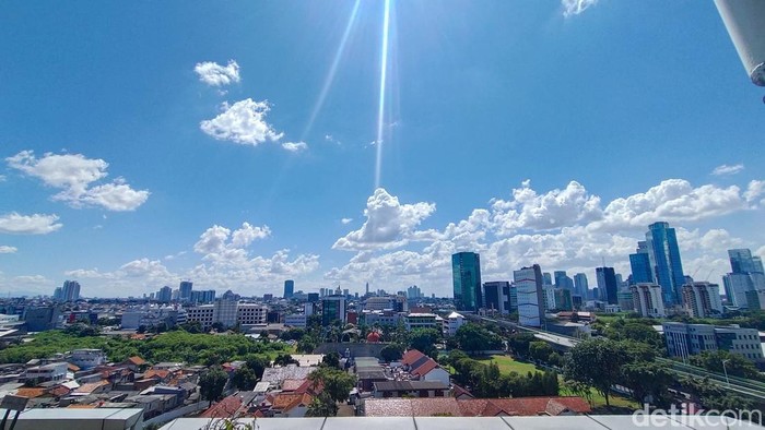 Langit di Jakarta terlihat cerah hingga tampak biru pada siang ini. Jarak pandang di udara pun terlihat luas. Bagaimana kualitas udaranya? (Indah Mutiara Kami/detikcom)