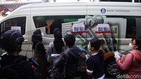 Warga menyerbu tempat penukaran uang receh tersebut.  