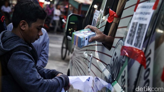 Warga mengantre menukarkan mata uang kecil (receh) pada mobil layanan kas keliling Bank Indonesia, di Pasar Palmerah, Jakarta, Selasa (19/3/2024). Layanan penukaran selama Ramadan itu diberi nama Semarak Rupiah Ramadhan dan Berkah Idul Fitri (Serambi). Warga bisa menukarkan uang receh maksimal Rp 4 juta rupiah. Layanan ini akan terus dilakukan untuk mengantisipasi kebutuhan uang cash pada Ramadan dan lebaran Idul Fitri 1445 H.