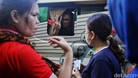 Warga tampak mengantre dengan tertib demi untuk menukarkan uang pecahan kecil atau receh.  