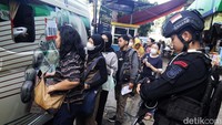 Pelayanan penukaran uang itu mendapat penjagaan ketat dari aparat kepolisian.  