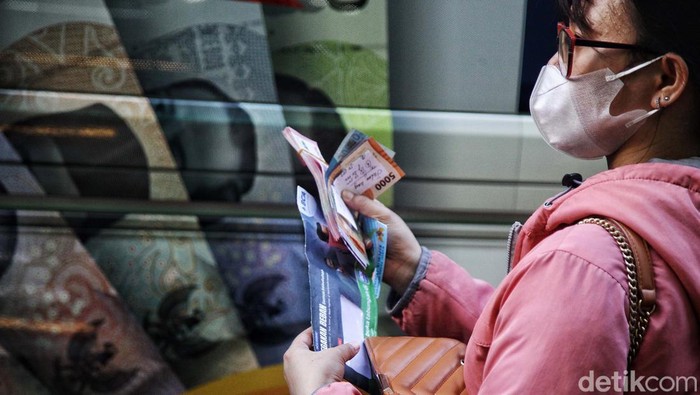 Warga mengantre menukarkan mata uang kecil (receh) pada mobil layanan kas keliling Bank Indonesia, di Pasar Palmerah, Jakarta, Selasa (19/3/2024). Layanan penukaran selama Ramadan itu diberi nama Semarak Rupiah Ramadhan dan Berkah Idul Fitri (Serambi). Warga bisa menukarkan uang receh maksimal Rp 4 juta rupiah. Layanan ini akan terus dilakukan untuk mengantisipasi kebutuhan uang cash pada Ramadan dan lebaran Idul Fitri 1445 H.