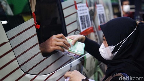 Warga mengantre menukarkan mata uang kecil (receh) pada mobil layanan kas keliling Bank Indonesia, di Pasar Palmerah, Jakarta, Selasa (19/3/2024). Layanan penukaran selama Ramadan itu diberi nama Semarak Rupiah Ramadhan dan Berkah Idul Fitri (Serambi). Warga bisa menukarkan uang receh maksimal Rp 4 juta rupiah. Layanan ini akan terus dilakukan untuk mengantisipasi kebutuhan uang cash pada Ramadan dan lebaran Idul Fitri 1445 H.