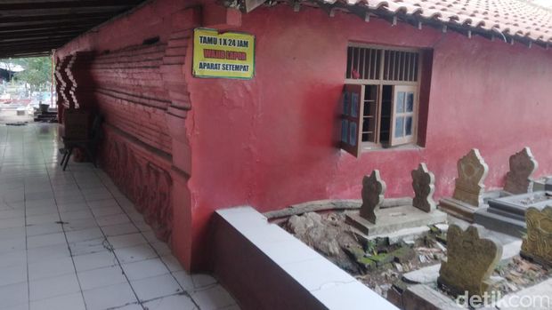 Makam dan petilasan keramat di Cirebon.