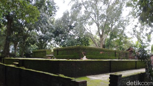 Makam dan petilasan keramat di Cirebon.