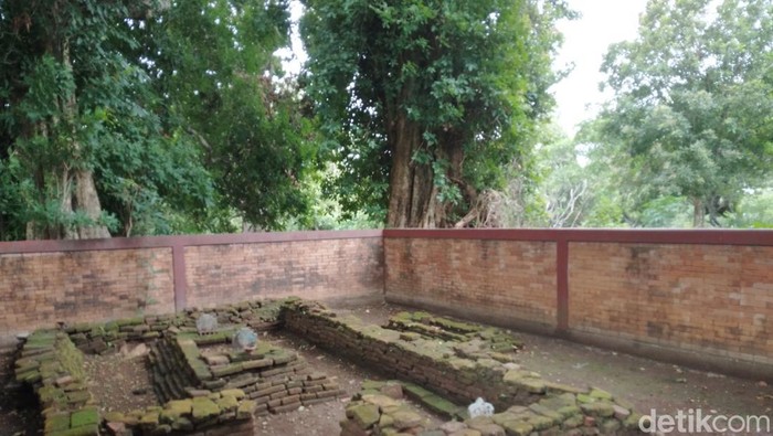 Makam dan petilasan keramat di Cirebon.