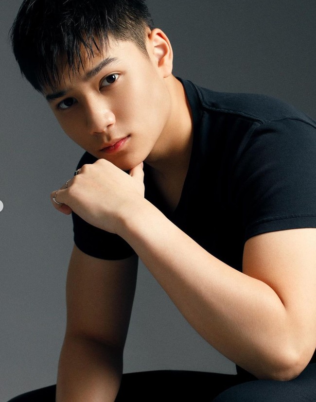 Meski masih baru namun gaya Marco saat berpose di depan kamera tampak sudah luwes. Unggahan Marco pun banjir pujian netizen. “Cool n handsome Marco,” komentar salah seorang netizen. Foto: Instagram/@marco.wibowo