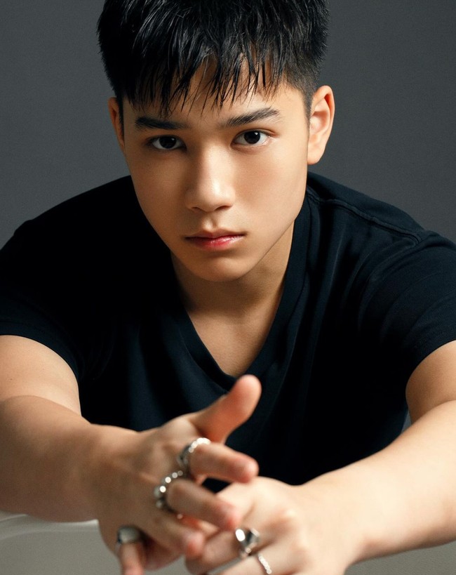 Punya paras tampan, penampilan Marco juga tak kalah menawan dari sang ayah, Ari Wibowo. Lihat saja gayanya dalam foto yang satu ini. Foto: Instagram/@marco.wibowo