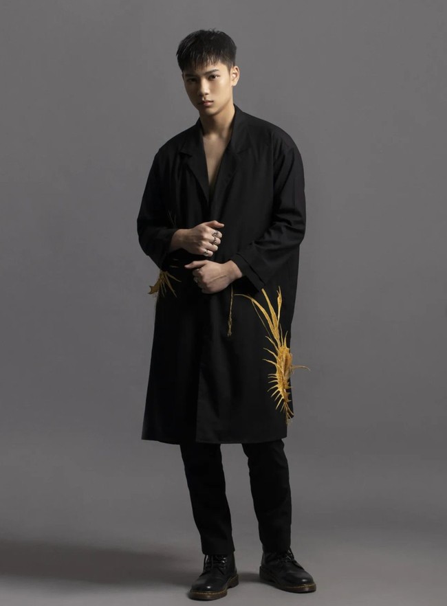 Hingga saat ini Marco sudah berhasil mengumpulkan sekitar 544 pengikut di akun Instagramnya. Mengenakan busana serba hitam, pesona Marco tak kalah bikin susah kedip. Foto: Instagram/@marco.wibowo