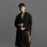 Hingga saat ini Marco sudah berhasil mengumpulkan sekitar 544 pengikut di akun Instagramnya. Mengenakan busana serba hitam, pesona Marco tak kalah bikin susah kedip. Foto: Instagram/@marco.wibowo