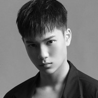 Berpose memamerkan ekspresi fierce ke arah kamera, Marco terlihat semakin gagah. Kalau dilihat-lihat menurutmu Marco lebih mirip Ari Wibowo atau Inge Anugrah? Foto: Instagram/@marco.wibowo