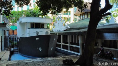 Masjid Perahu Al Munada, Rimbun Nan Sejuk di Tengah Belantara Jakarta