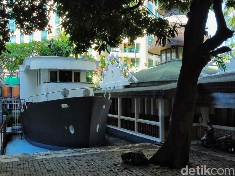 Masjid Perahu Al Munada, Rimbun Nan Sejuk di Tengah Belantara Jakarta