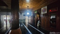 Masjid ini berada di belakang bangunan apartemen mewah di sisi kiri dan perkampungan padat penduduk di sisi kanan.