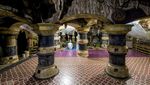 Mengelilingi Masjid di Dalam Gua Bawah Tanah Tuban