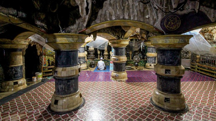 Umat muslim memasuki area masjid Aschabul Kahfi di Tuban, Jawa Timur, Senin (18/3/2024). Masjid seluas tiga hektare yang dibangun pada 2002 itu berada di dalam gua bawah tanah sehingga menarik wisatawan untuk berkunjung dan beribadah terutama pada bulan Ramadhan. ANTARA FOTO/Muhammad Mada/Spt.