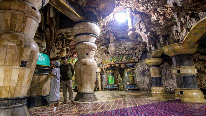 Umat muslim memasuki area masjid Aschabul Kahfi di Tuban, Jawa Timur, Senin (18/3/2024). Masjid seluas tiga hektare yang dibangun pada 2002 itu berada di dalam gua bawah tanah sehingga menarik wisatawan untuk berkunjung dan beribadah terutama pada bulan Ramadhan. ANTARA FOTO/Muhammad Mada/Spt.