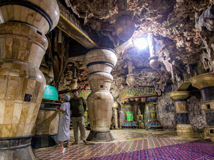 Mengelilingi Masjid di Dalam Gua Bawah Tanah Tuban