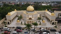 Foto udara Masjid Raudhatul Jannah di Kendari, Sulawesi Tenggara, Selasa (19/3/2024).