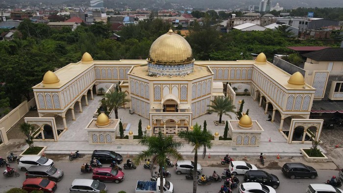 Foto udara Masjid Raudhatul Jannah di Kendari, Sulawesi Tenggara, Selasa (19/3/2024). Masjid yang memiliki keunikan arsitektur menyerupai Masjid Al Aqsa tersebut diresmikan tahun 2021 dan ramai dikunjungi muslim setempat untuk beribadah pada bulan Ramadhan. ANTARA FOTO/Andry Denisah/YU/rwa.