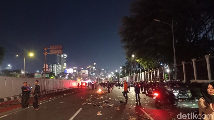 Massa aksi depan gedung membubarkan diri usai diimbau polisi, Selasa 19 Maret 2024 (Taufiq S/detikcom)