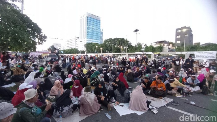 Massa aksi di depan gedung DPR RI, Jakarta buka puasa bersama. Mereka juga ada yang salat magrib berjemaah di Jalan Gatot Subroto. (Taufiq S/detikcom)