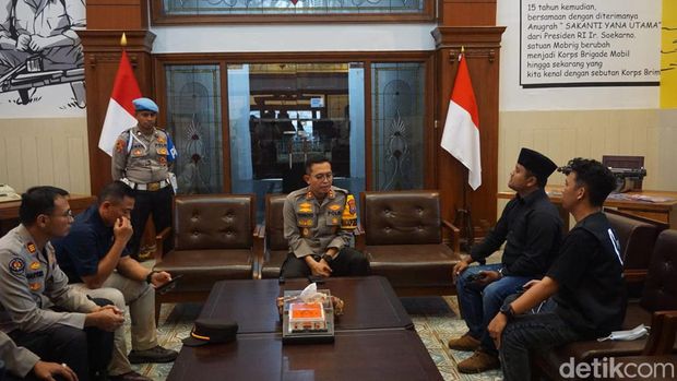 Massa aksi Geruduk demo di depan Polrestabes Surabaya.